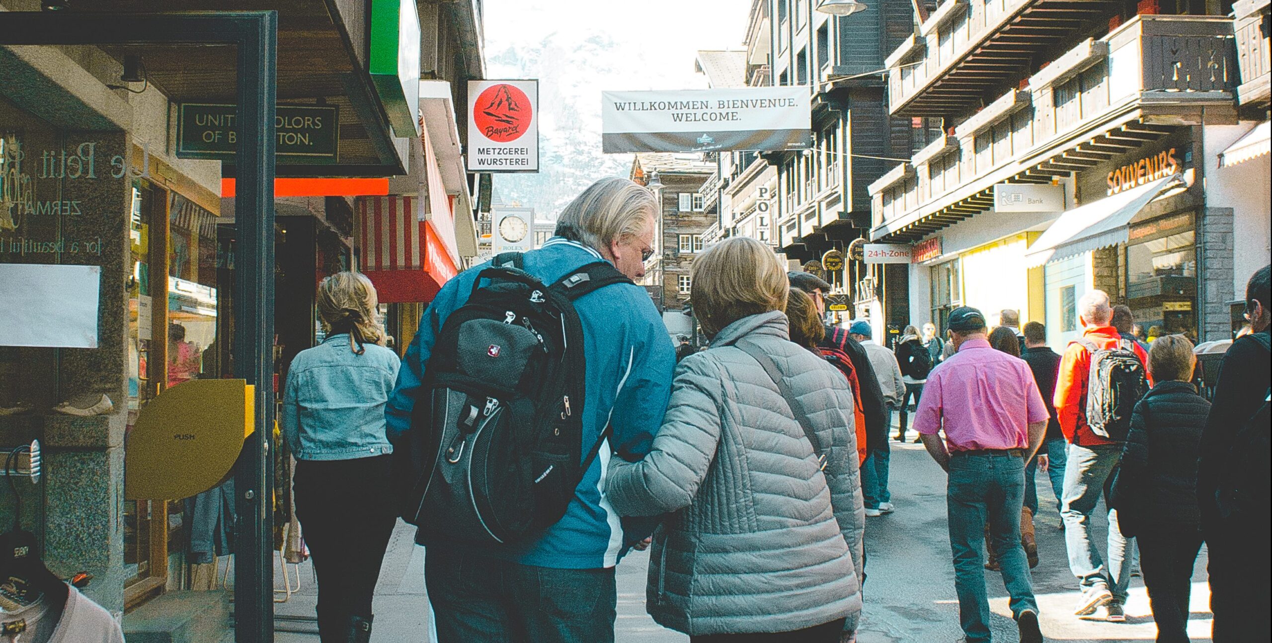 Couple on a group tour - Group Travel